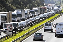 Nalet več vozil na primorski avtocesti povzročil daljši zastoj 