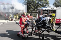 Gasilci v požaru rešili tri poškodovane, enega odpeljali v UKC – a zgolj na vaji