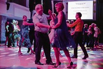V Festivalni dvorani pleše srednja generacija