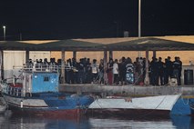 Prebežnike z ladje Ocean Viking izkrcali na Lampedusi