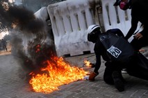V Hongkongu kljub prepovedi znova protesti in izgredi