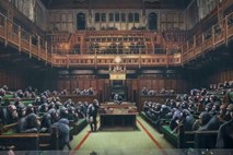 Banksyjeva slika britanskega parlamenta s šimpanzi gre na dražbo