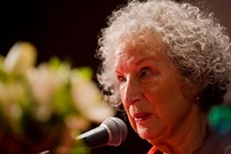 Novi roman Margaret Atwood v eni od knjigarn označen kot dobitnik bookerja