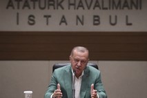 Erdogan še naprej grozi s posredovanjem v Siriji
