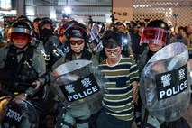 Policija v Hongkongu zaradi napovedanih protestov okrepila varnost v mestu