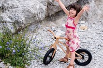 Slovenski projekt na kickstarterju: otroški poganjalec Bixie iz masivnega lesa