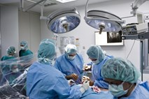 UKC Ljubljana: Operacija tumorja z odstranitvijo dveh celotnih ledvenih vretenc