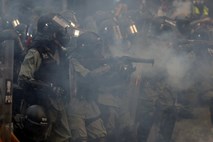 V Hongkongu že drugi dan spopadi med protestniki in policisti