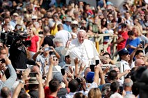 Papež poziva kristjane k pomoči migrantom in odrinjenim