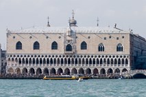 Sodišče v Benetkah kaznovalo roparja nakita iz Doževe palače