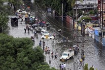 Neobičajno pozen monsun v Indiji terjal 100 smrtnih žrtev