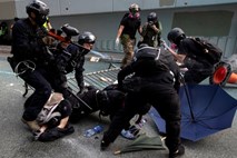 Spopadi med policijo in protestniki v Hongkongu trajali vso noč