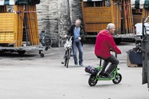 Električni skiro s sedežem je moped
