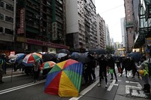 Protestniki kljub dežju znova na ulicah Hongkonga