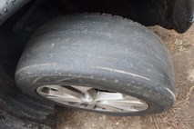 #foto Vozil s tako obrabljenimi pnevmatikami, da je bila vidna podloga iz tkanine