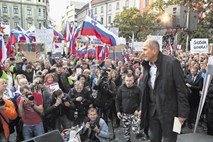 #foto Dva do tri tisoč ljudi na shodu Rešimo Slovenijo