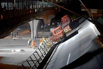 #foto #video Porušen most pod seboj pokopal tri avtomobile s tremi potniki