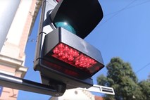 #video V Zagrebu prvi semafor za pešce in kolesarje, ki buljijo v mobilne telefone