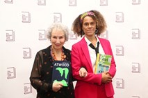 Margaret Atwood in Bernardine Evaristo dobitnici literarne nagrade booker