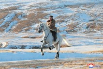 #foto Kim Jong Un v Putinovem slogu poziral na konju