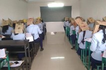 Proti prepisovanju s škatlami na glavah učencev