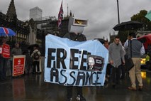 Assange na sodišču v Londonu, sodnica zavrnila zahtevo za preložitev sojenja