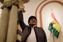 Morales razglasil zmago, vrstijo se pozivi k razpisu drugega kroga volitev
