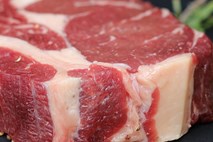Zaradi spornega mesa iz Avstrije določene izdelke s trga umikata dva slovenska ponudnika