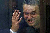 Navalnemu sodišče naložilo plačilo visoke denarna kazni zaradi klevetanja