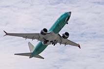 Leto dni po nesreči boeingi 737 max ostajajo na tleh