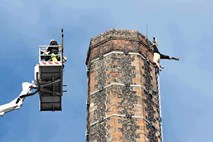 #video Reševanje s tragičnim koncem: Britanec z glavo navzdol 14 ur visel z vrha 88-metrskega dimnika