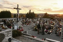 Povprečna starost umrlih v Sloveniji skoraj devet let višja kot pred tremi desetletji