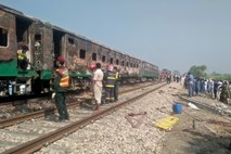 V požaru na pakistanskem vlaku več deset mrtvih