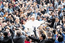 Papež Frančišek rešuje otroke