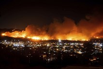 V Kaliforniji ponekod uspešni v boju proti požarom, drugod izbruhnili novi