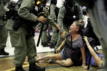 Več ranjenih v nasilnih protestih v Hongkongu