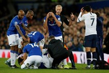 Grozljiva poškodba v premier ligi, igralci Evertona so jokali