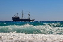 Pirati v Gvinejskem zalivu zajeli devet mornarjev