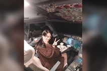 Potnica pozirala v pilotski kabini sredi poleta, pilotu dosmrtna prepoved letenja
