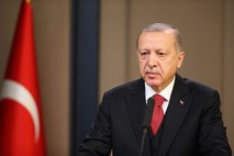Erdogan ostro nad Uefo, ki preiskuje vojaške pozdrave