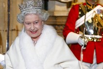 Kraljica se je odpovedala krznu, britanska vojska ji ne bo sledila