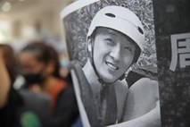 V Hongkongu množični shod v spomin na umrlega študenta