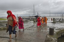 Ciklon Bulbul v Indiji in Bangladešu zahteval več smrtnih žrtev