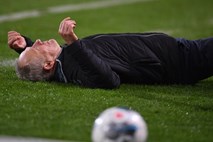 #video Kapetan Eintrachta namerno podrl domačega trenerja in zanetil kaos
