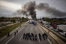 #foto Protestniki še naprej blokirajo avtocesto med Španijo in Francijo