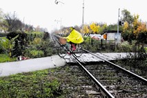 Kdo bo zavaroval nevarni železniški prehod v Šiški?