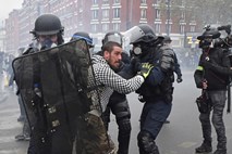 V Franciji ob obletnici gibanja rumenih jopičev napetosti med protestniki in policijo