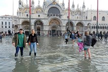Markov trg v Benetkah kljub poplavam preplavili turisti