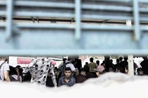 Micotakis: EU Grčijo obravnava kot parkirišče za migrante