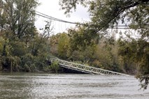 Most v Franciji se je po prvih ugotovitvah zrušil zaradi pretežkega tovornjaka